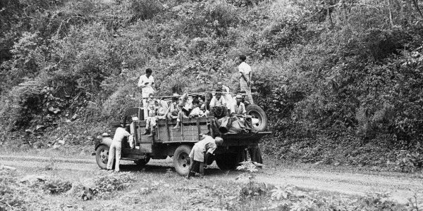Transportasi dari Ende ke Maumere mengunakan Truck dengan jarak kurang lebih 150 km ,Feb 1949.