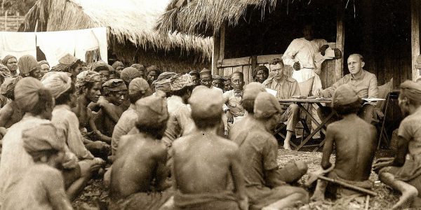 Warga desa berkumpul untuk membayar belasting (pajak) kepada pejabat pajak setempat Manggarai, 1927.