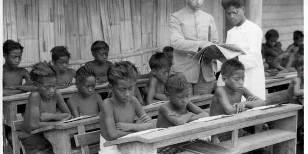 murid Sekolah sedang belajar disalah satu desa di Pulau Sumba, pada awal abad 20.