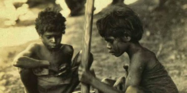 otret dua anak gadis sedang menumbuk menggunakan lesung di daerah Lantoka dekat Tanglapui di pulau Alor,Nusa Tenggara Timur…foto antara tahun 1928 – 1929