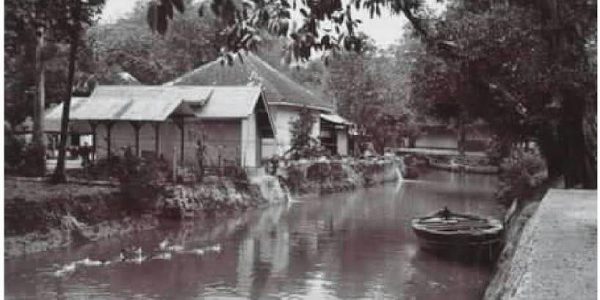 rumah untuk kelas menengah yang ada di pinggir kali Airmata tahun 1927 .